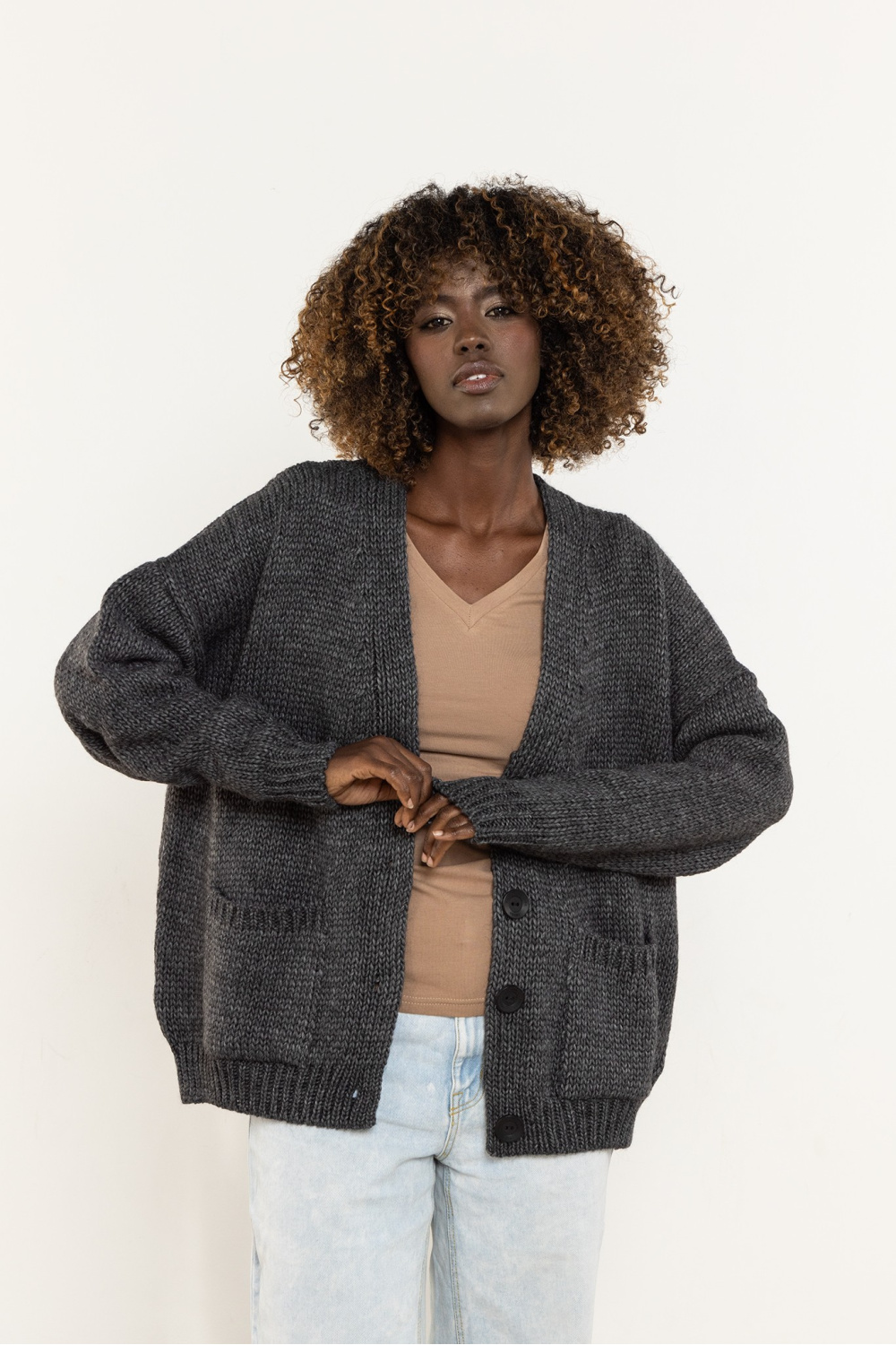 Sweter Damski Model A756 Grafit - awama – widok 2