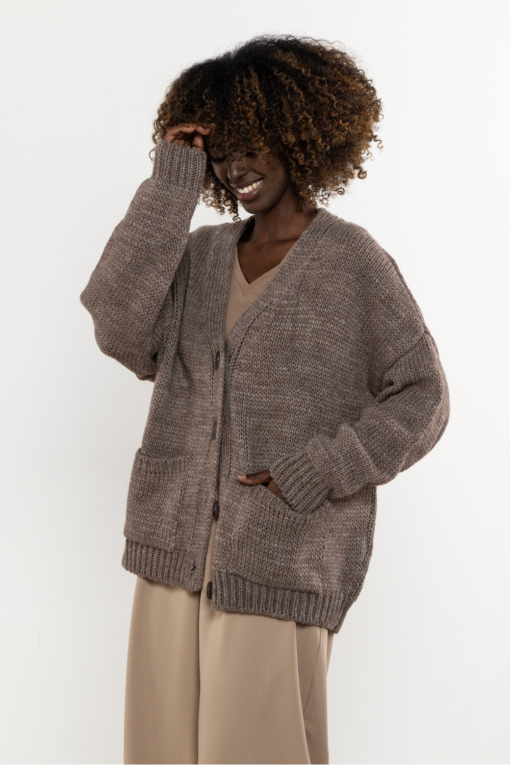 Sweter Damski Model A756 Mocca - awama – widok 2