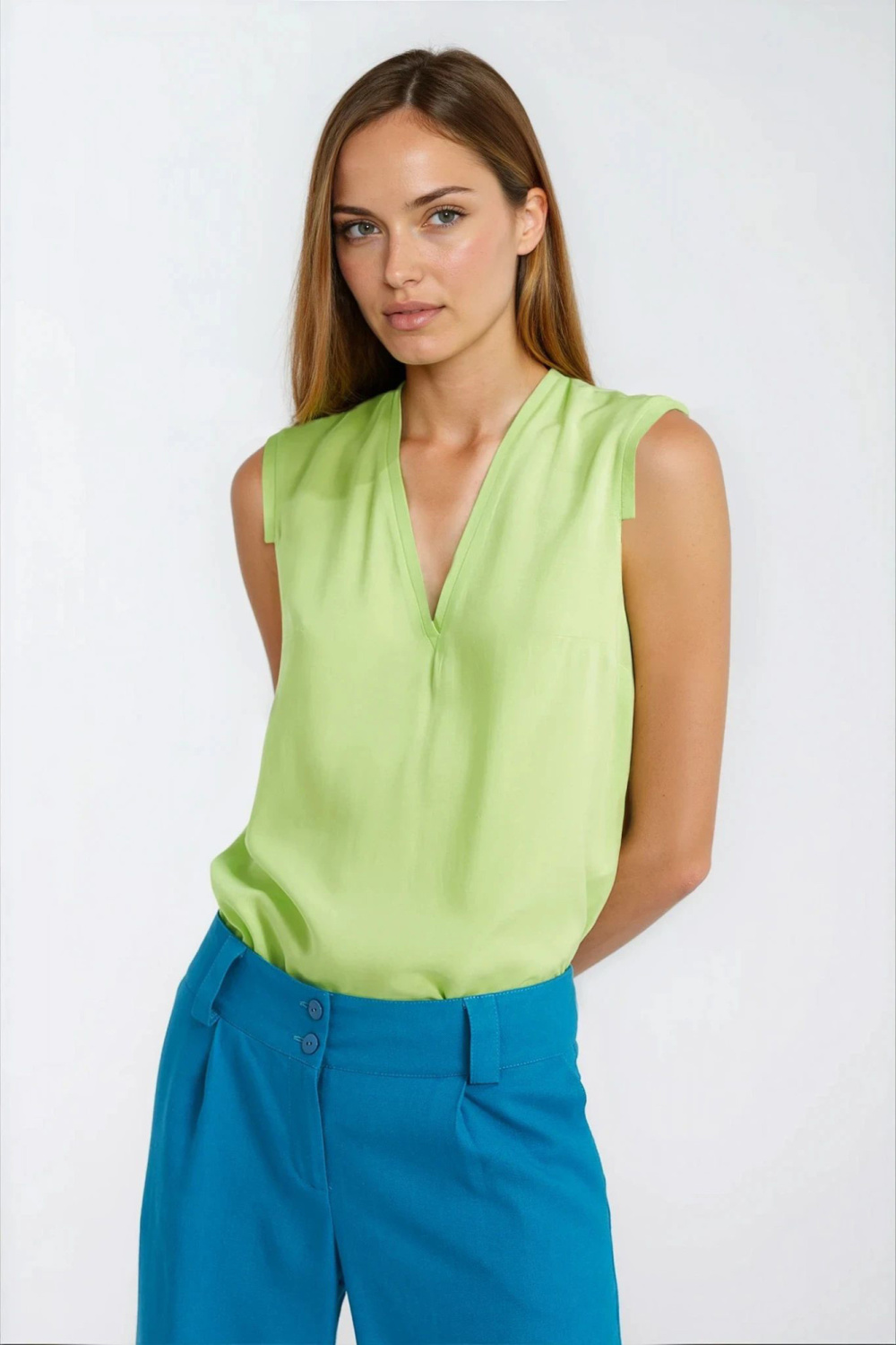 Sleeveless V-neck blouse B209 Lime - Nife – vista 2