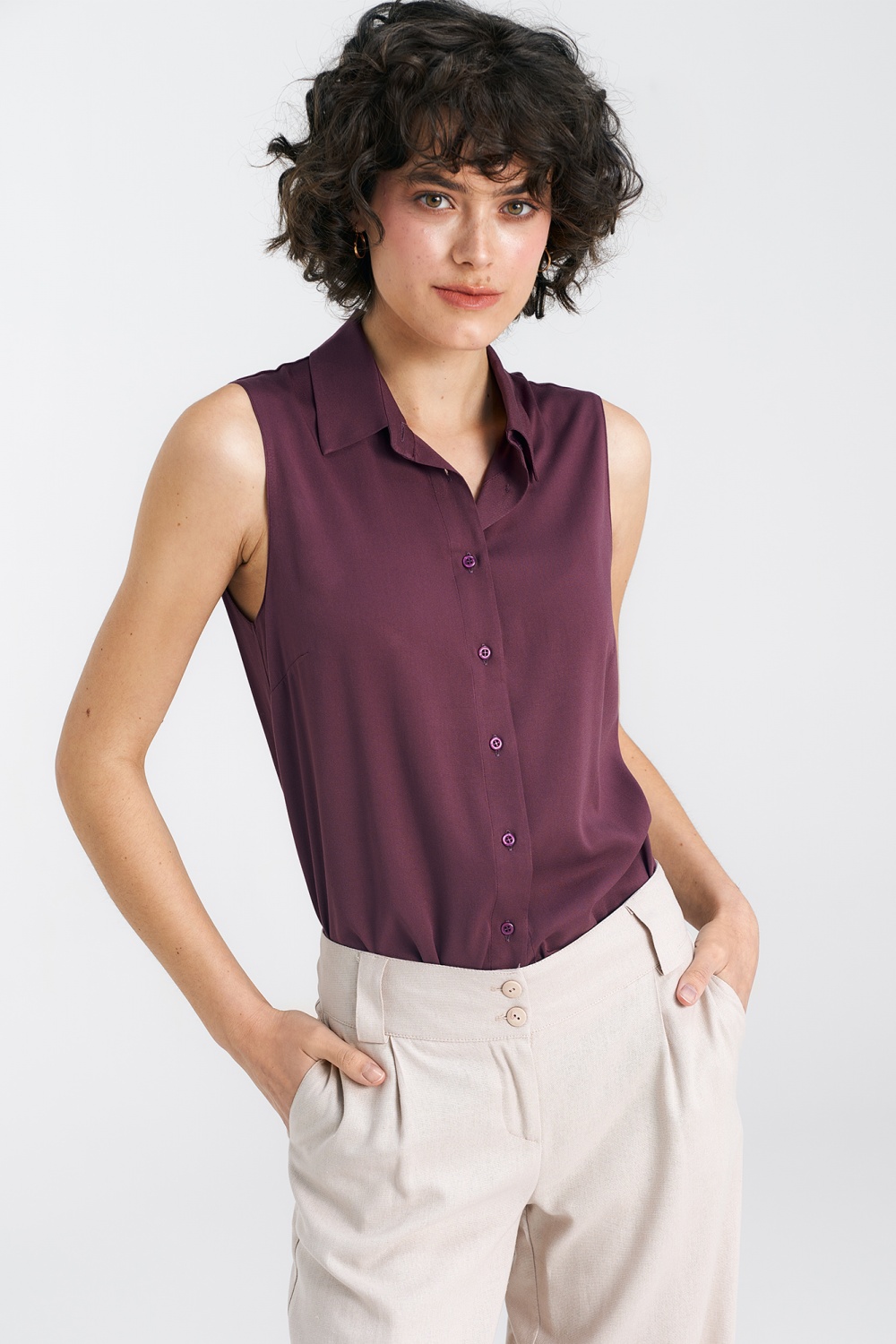 Sleeveless blouse with collar B159 Plum - Nife – vista 2