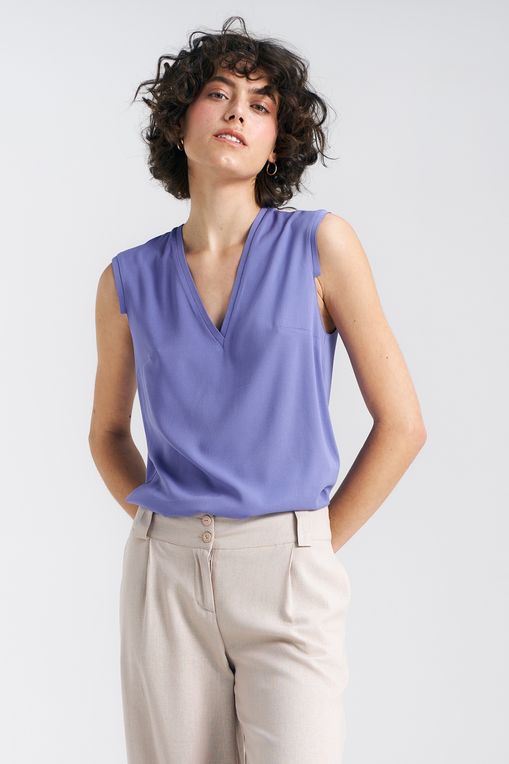 Sleeveless V-neck top B161 Violet - Nife – vista 2