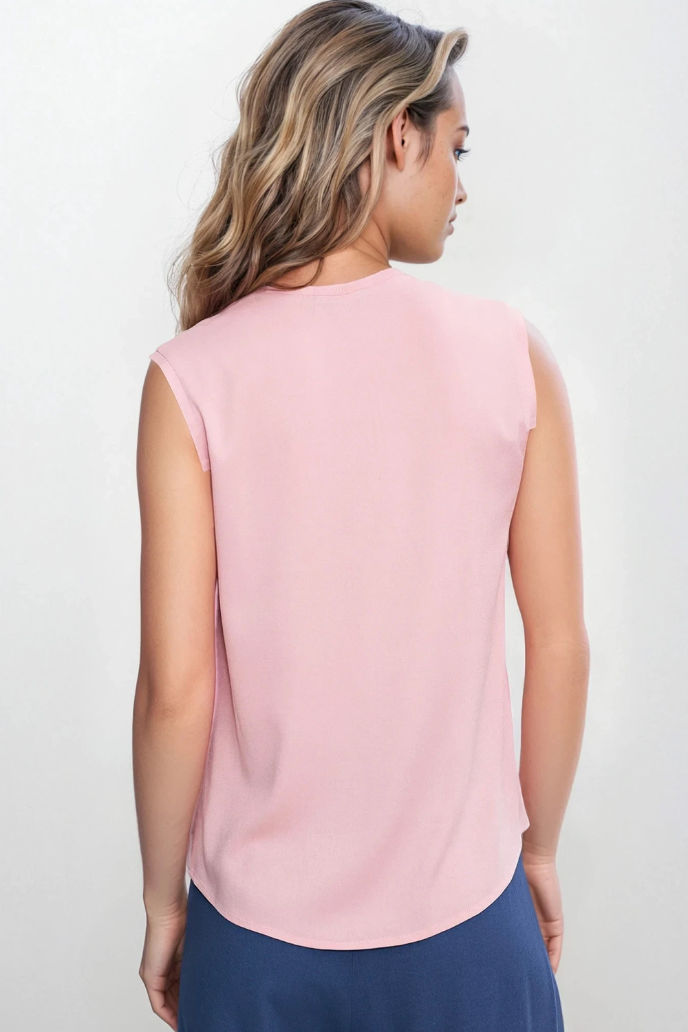 Sleeveless blouse with a V-neck B191 Pink - Nife – vista 2