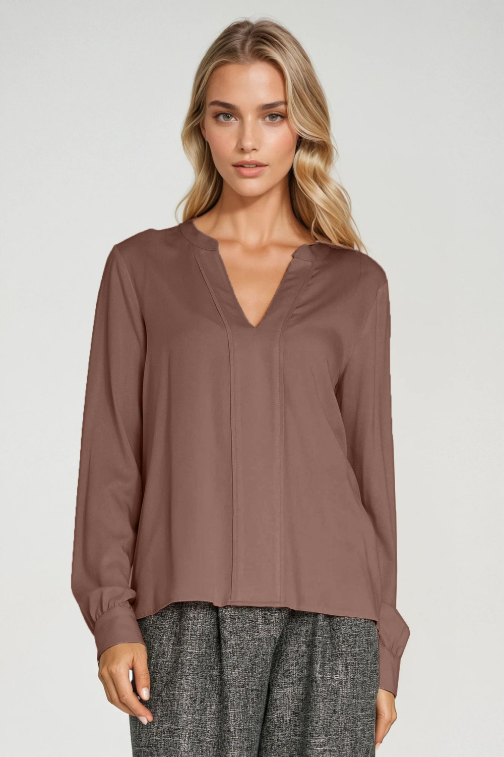 Viscose blouse with a wide pleat at the neckline B196 Mocca - Nife – vista 2