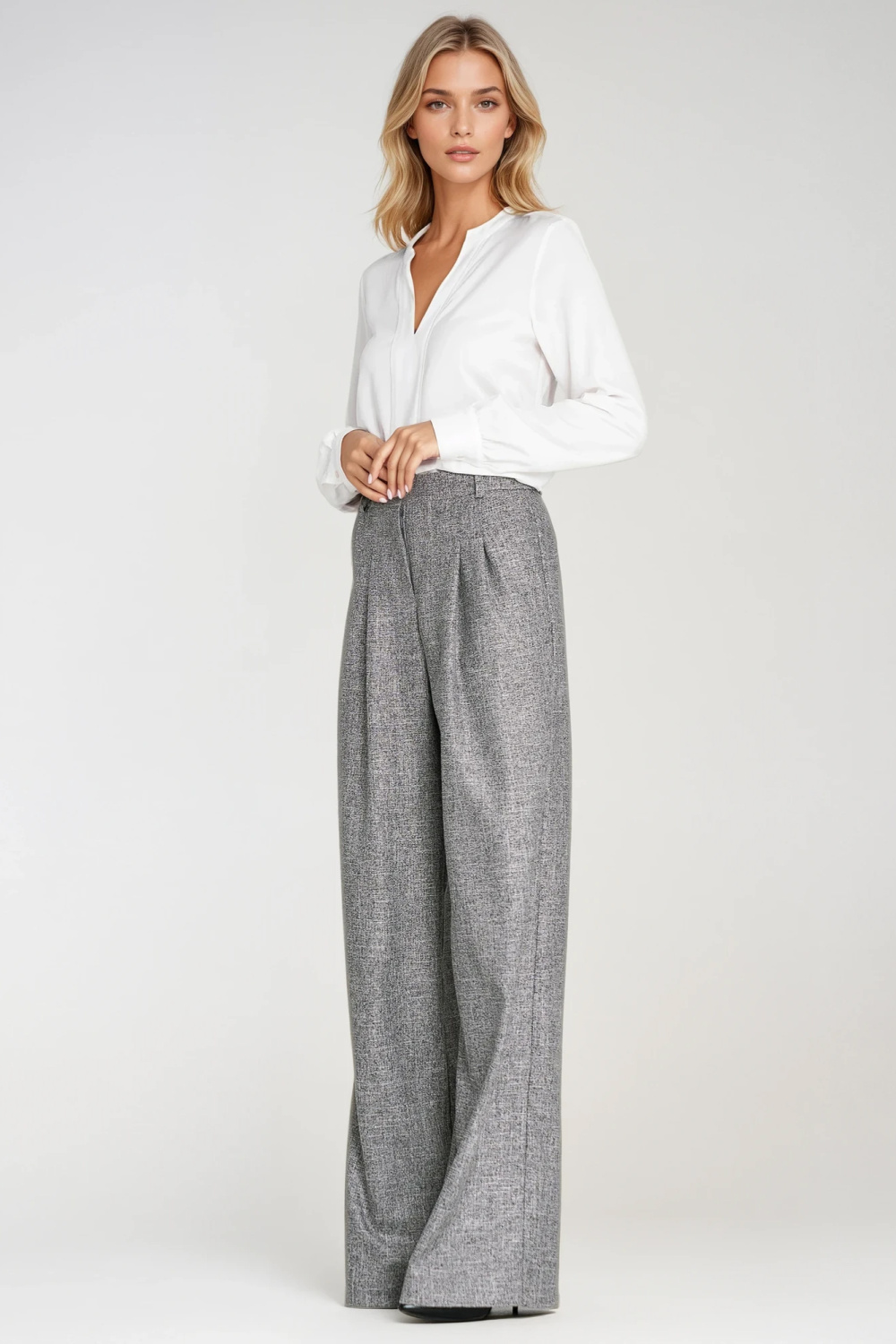 Viscose blouse with a wide placket at the neckline B196 Ecru - Nife – vista 2