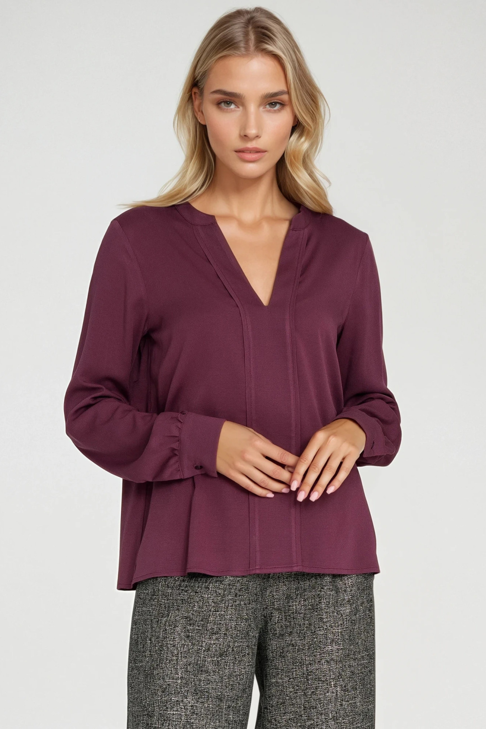 Viscose blouse with a wide pleat at the neckline B196 Plum - Nife – vista 2