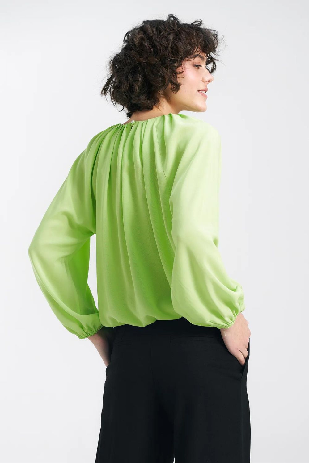 Loose-fit top with decorative neckline B162 Lime - Nife – vista 2