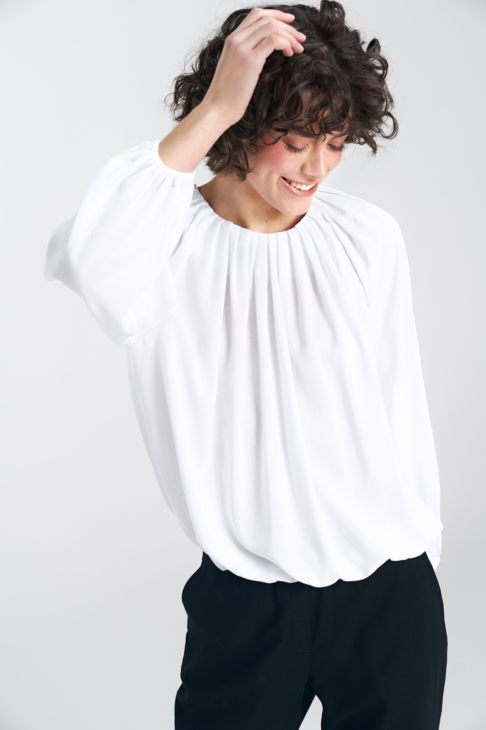 Loose-fit blouse with decorative neckline B162 Ecru - Nife – vista 2