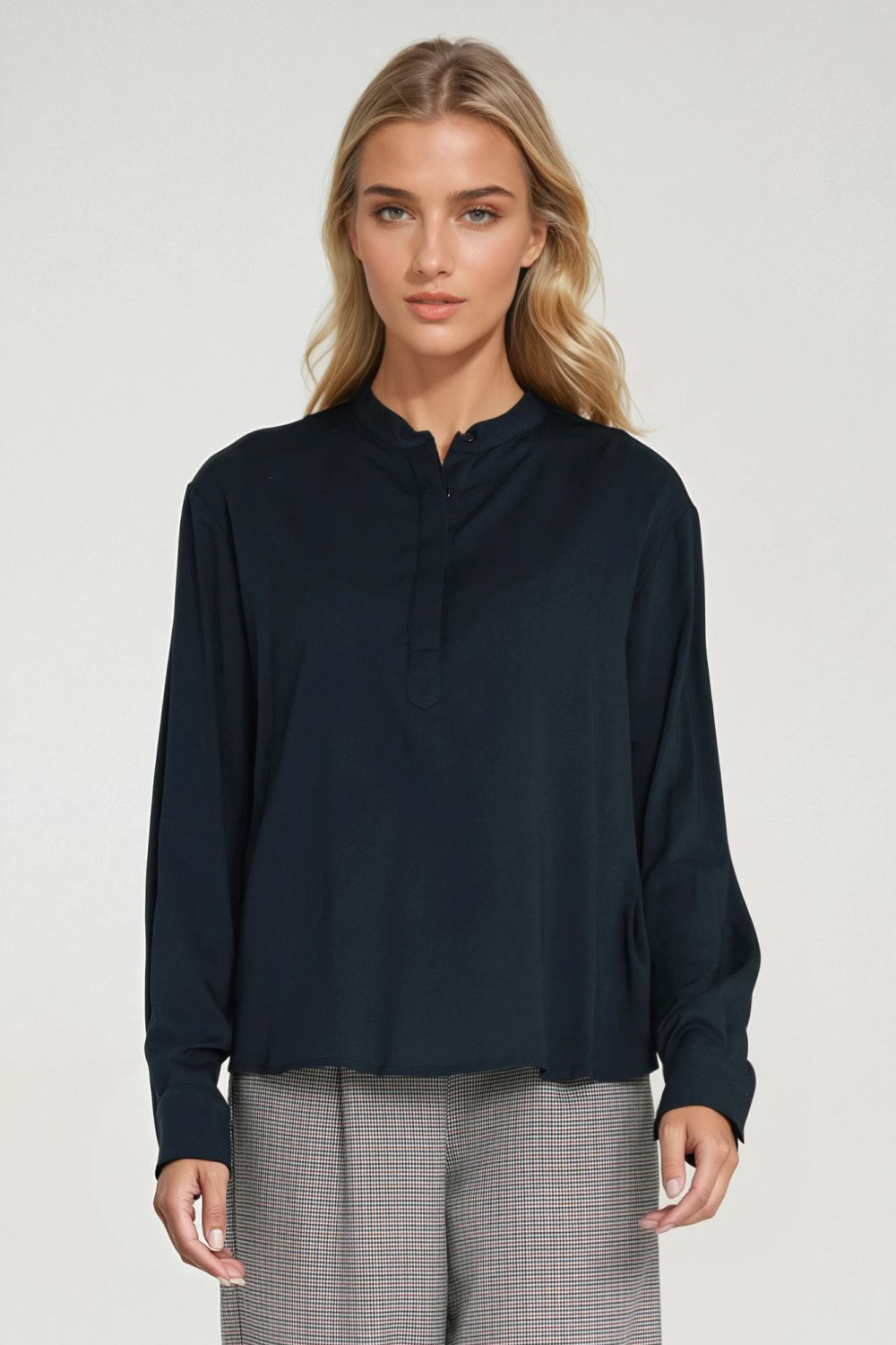 Wiskozowa bluzka polo ze stójką B194 Navy - Nife – widok 2