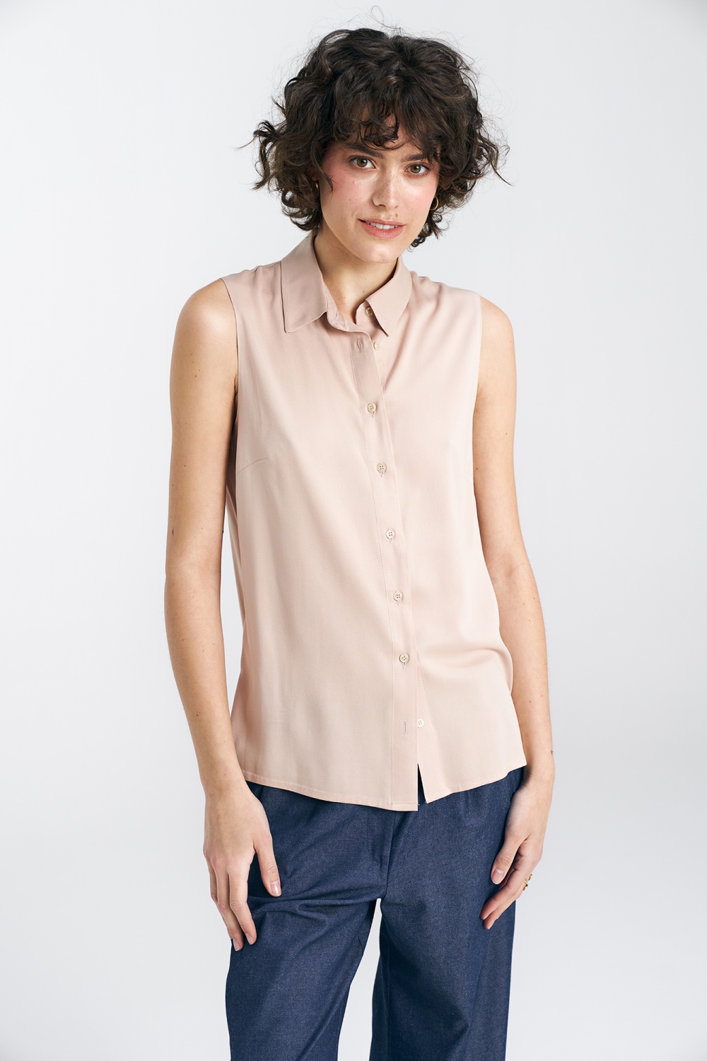 Sleeveless blouse with collar B159 Beige - Nife