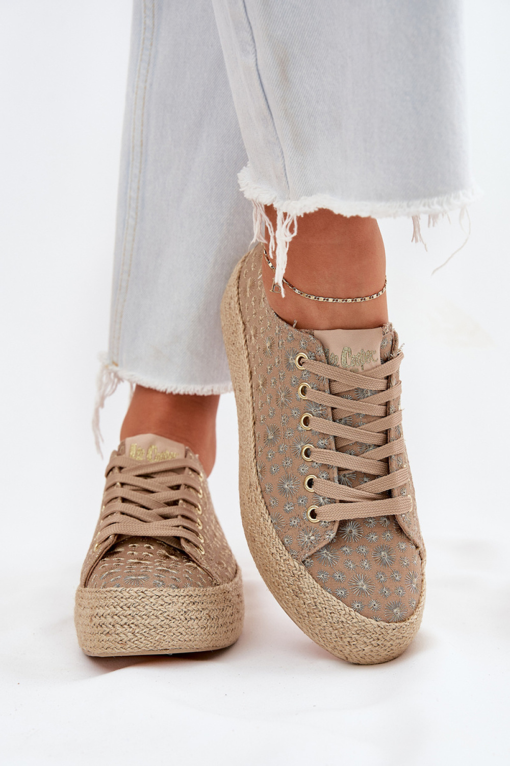 Lee Cooper Model LCW-25-08-3646L Trainers Khaki - Step in style